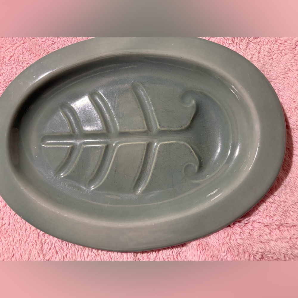 Elegant Green Leaf-Shaped Ceramic Platter